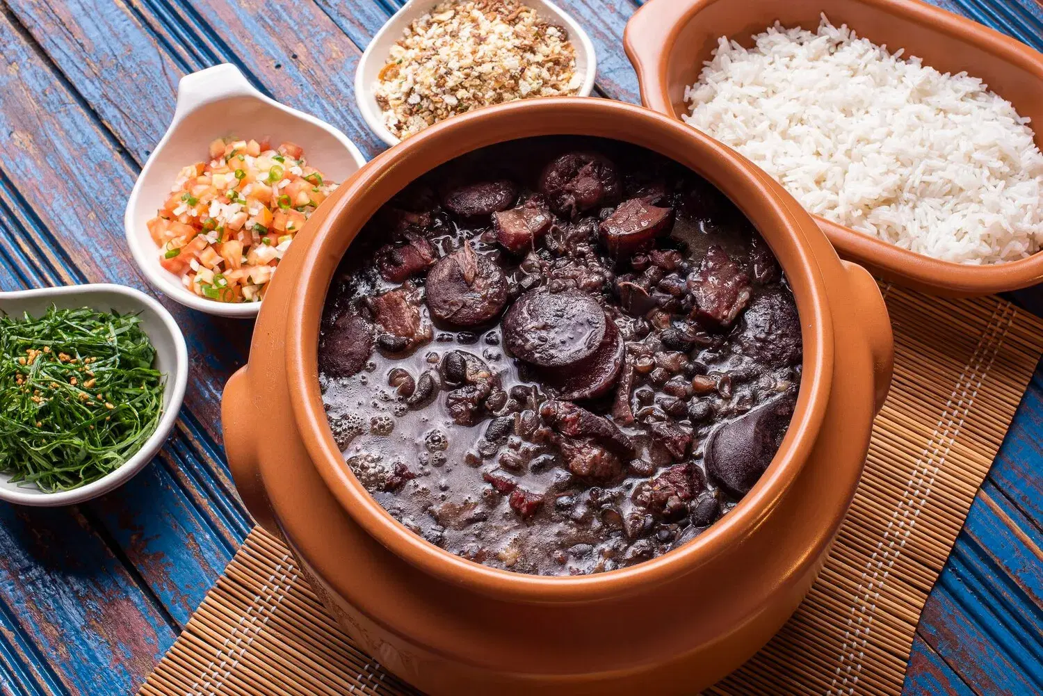 Feijoada https://4kym48m6w0dj35od.public.blob.vercel-storage.com/dishes/internal/feijoada-1759361270233.webp
