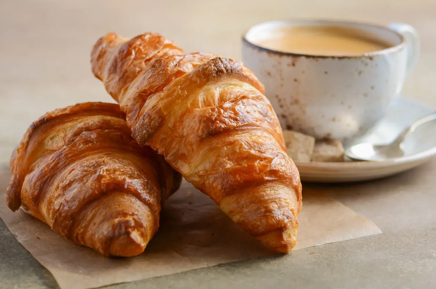 Croissant Croissant https://4kym48m6w0dj35od.public.blob.vercel-storage.com/dishes/internal/croissant-1759496682344.webp