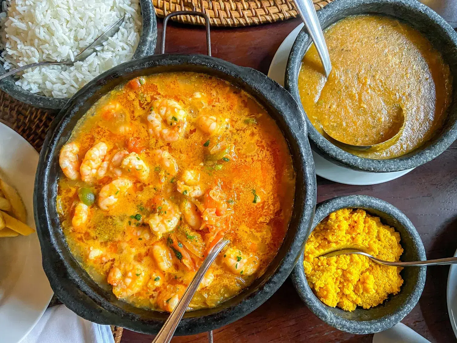 Moqueca Capixaba Moqueca Capixaba https://4kym48m6w0dj35od.public.blob.vercel-storage.com/dishes/internal/moqueca-capixaba-1762884986125.webp