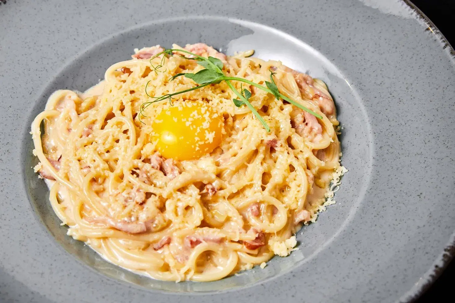 Pasta Carbonara Pasta Carbonara https://4kym48m6w0dj35od.public.blob.vercel-storage.com/dishes/internal/pasta-carbonara-1759360161705.webp